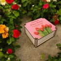 PUDEŁKO NA SŁODKOŚCI 8,5 x 9,5 x 4,5 cm na DZIEŃ KOBIET Z TULIPANAMI