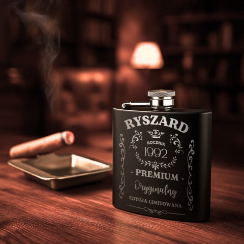 Piersiówka dla faceta na urodziny - elegancki prezent