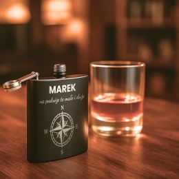 Piersiówka dla podróżnika - prezent z grawerem