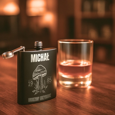 Piersiówka na grzybobranie - prezent dla grzybiarza na urodziny