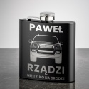 Piersiówka z grawerem dla fana motoryzacji - wyjątkowy prezent