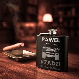 Piersiówka z grawerem dla fana motoryzacji - wyjątkowy prezent