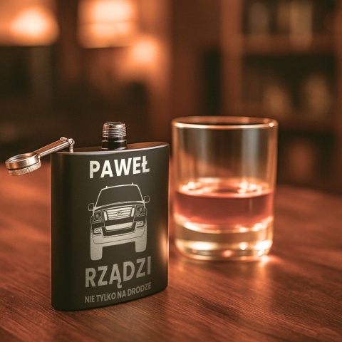 Piersiówka z grawerem dla fana motoryzacji - wyjątkowy prezent