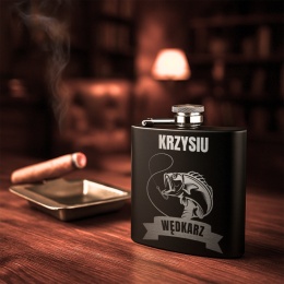 Piersiówka z grawerem - elegancki prezent dla wędkarza na święta urodziny