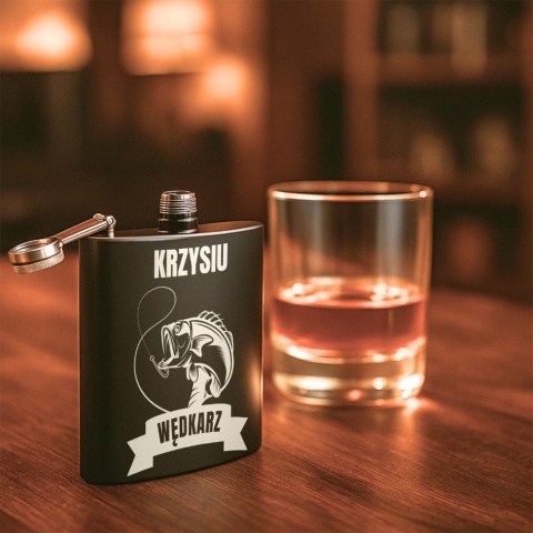 Piersiówka z grawerem - elegancki prezent dla wędkarza na święta urodziny