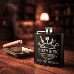 Piersiówka z grawerem - idealny prezent dla mechanika