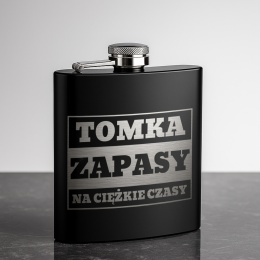 Piersiówka z imieniem zapasy na ciężkie czasy - prezent dla mężczyzny