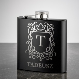 Piersiówka z inicjałem - elegancki prezent dla wyjątkowego mężczyzny