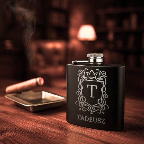 Piersiówka z inicjałem - elegancki prezent dla wyjątkowego mężczyzny