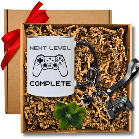 Prezent dla gracza komputerowego – zestaw z kubkiem i brelokiem na urodziny, święta i Mikołajki