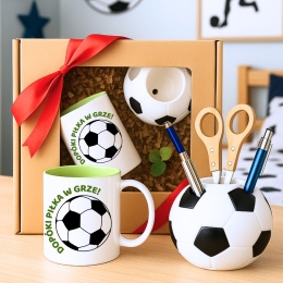 Prezent dla małego piłkarza – zestaw z kubkiem i przybornikiem (na urodziny, mikołajki, święta)