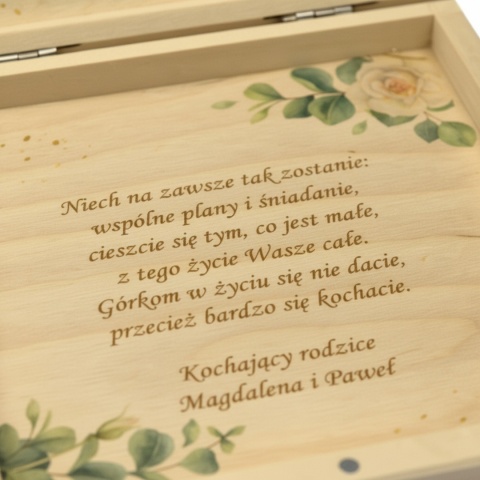 Drewniane pudełko na pieniądze z grawerem na ślub motyw kieliszków