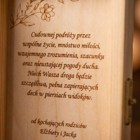 Drewniane pudełko na pieniądze na ślub z grawerem i złotym dekorem z plexi