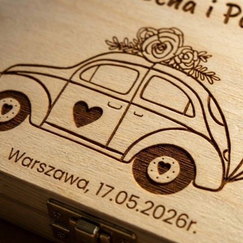 Drewniane pudełko na prezent ślubny z grawerem auto z balonami