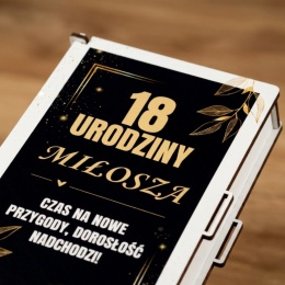 Eleganckie pudełko na pieniądze pamiątka na 18 urodziny czarno-złoty motyw