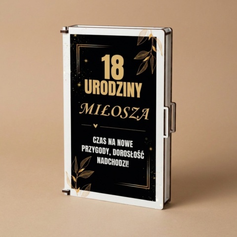 Eleganckie pudełko na pieniądze pamiątka na 18 urodziny czarno-złoty motyw