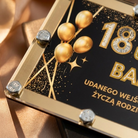 Kartka pamiątka na 18 urodziny z plexi ze śrubkami czarno-złota