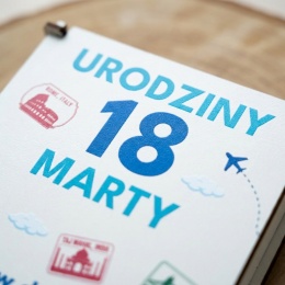 Klasyczne pudełko na pieniądze pamiątka 18 urodziny motyw podróżniczy dla chłopaka i dziewczyny