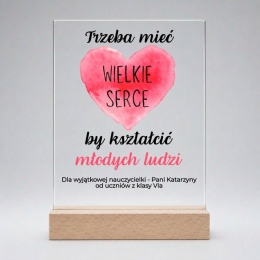 Personalizowana statuetka dla nauczyciela z sercem na Zakończenie Roku Szkolnego
