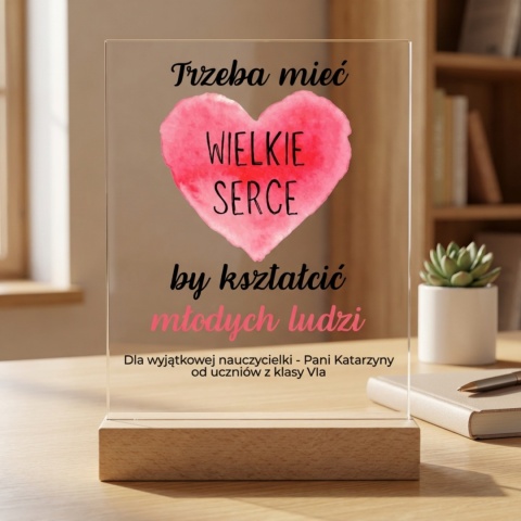 Personalizowana statuetka dla nauczyciela z sercem na Zakończenie Roku Szkolnego