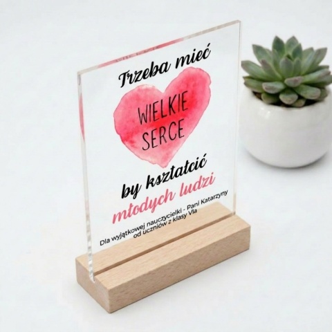Personalizowana statuetka dla nauczyciela z sercem na Zakończenie Roku Szkolnego