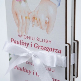 Pudełko na pieniądze na ślub z nadrukiem splecione dłonie i niezapominajki