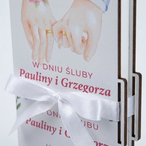 Pudełko na pieniądze na ślub z nadrukiem splecione dłonie i niezapominajki