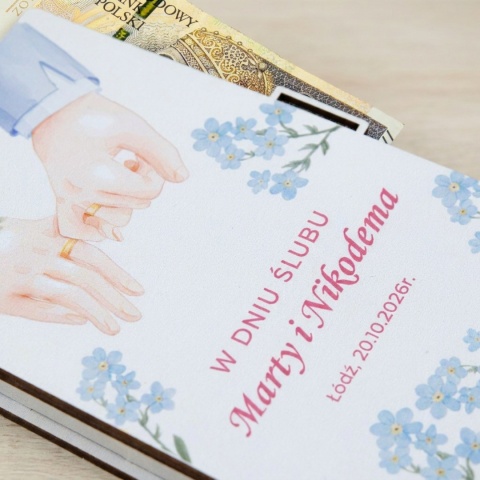 Pudełko na pieniądze na ślub z nadrukiem splecione dłonie i niezapominajki