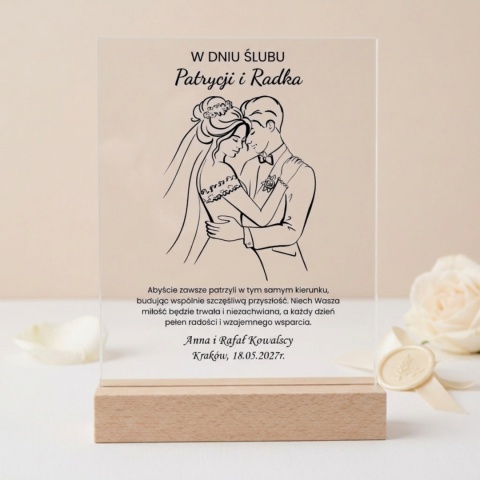 Statuetka akrylowa na ślub z minimalistyczną grafiką pary młodej