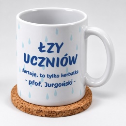 Biały kubek ceramiczny z humorystycznym motywem łez dedykowany na Dzień Nauczyciela