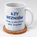 Biały kubek ceramiczny z humorystycznym motywem łez dedykowany na Dzień Nauczyciela
