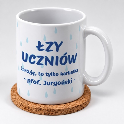 Biały kubek ceramiczny z humorystycznym motywem łez dedykowany na Dzień Nauczyciela
