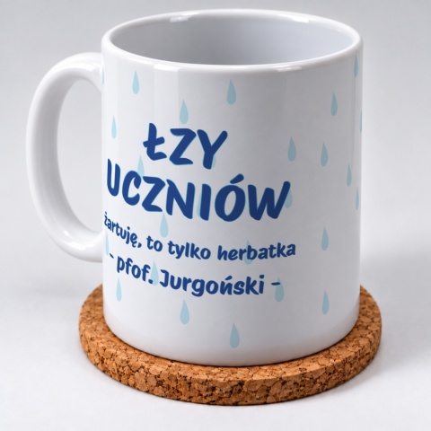 Biały kubek ceramiczny z humorystycznym motywem łez dedykowany na Dzień Nauczyciela