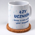 Biały kubek ceramiczny z humorystycznym motywem łez dedykowany na Dzień Nauczyciela