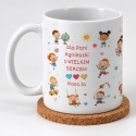 Biały kubek ceramiczny z motywem bawiących się dzieci jako kubek w prezencie na Dzień Nauczyciela