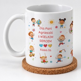 Biały kubek ceramiczny z motywem bawiących się dzieci jako kubek w prezencie na Dzień Nauczyciela