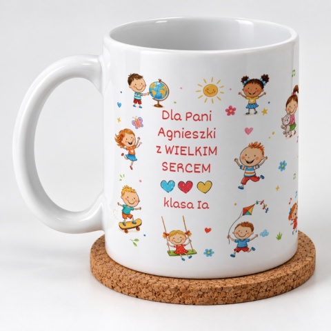Biały kubek ceramiczny z motywem bawiących się dzieci jako kubek w prezencie na Dzień Nauczyciela