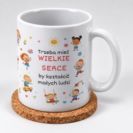 Biały kubek ceramiczny z motywem bawiących się dzieci jako kubek w prezencie na Dzień Nauczyciela