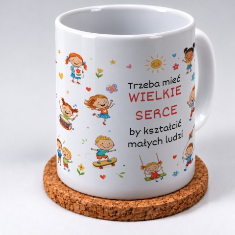 Biały kubek ceramiczny z motywem bawiących się dzieci jako kubek w prezencie na Dzień Nauczyciela