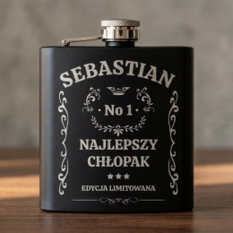 Czarna piersiówka z grawerem na Dzień Chłopaka