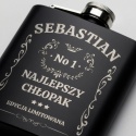 Czarna piersiówka z grawerem na Dzień Chłopaka