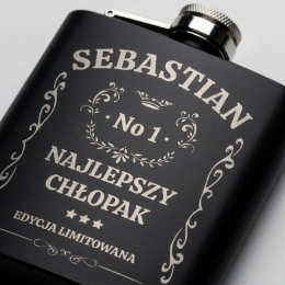 Czarna piersiówka z grawerem na Dzień Chłopaka