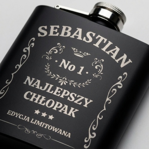 Czarna piersiówka z grawerem na Dzień Chłopaka