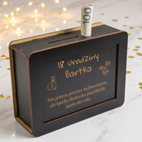 Czarna skarbonka z grawerem na osiemnaste urodziny