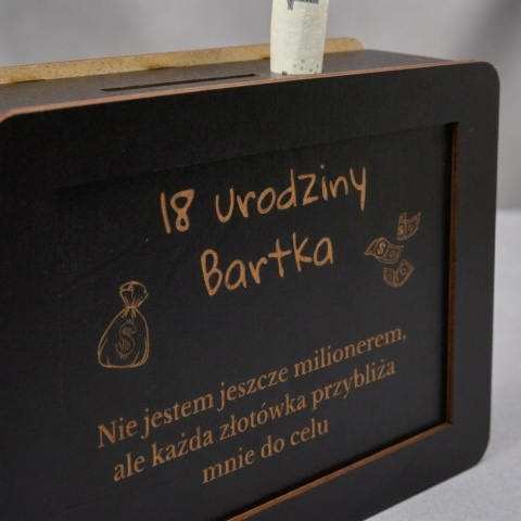 Czarna skarbonka z grawerem na osiemnaste urodziny