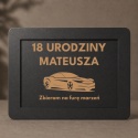 Czarna skarbonka z grawerem na osiemnastkę motyw sportowego auta