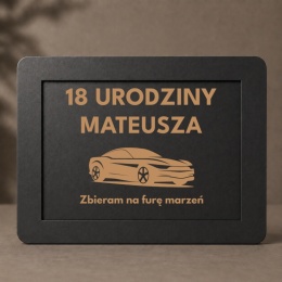 Czarna skarbonka z grawerem na osiemnastkę motyw sportowego auta
