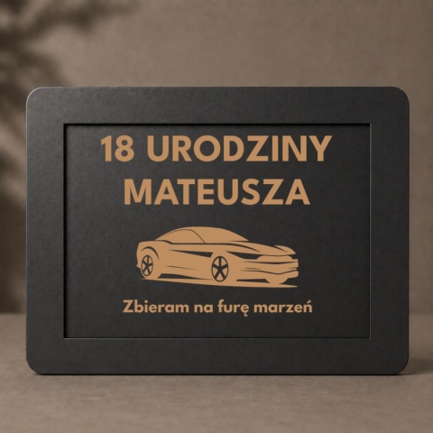 Czarna skarbonka z grawerem na osiemnastkę motyw sportowego auta