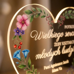 Lampka z plexi w kwiaty - pomysł na prezent z okazji dnia nauczyciela