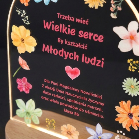 Owalna lampka z plexi z kwiatowym motywem - pamiątkowy prezent na Dzień Nauczyciela od przedszkolaka